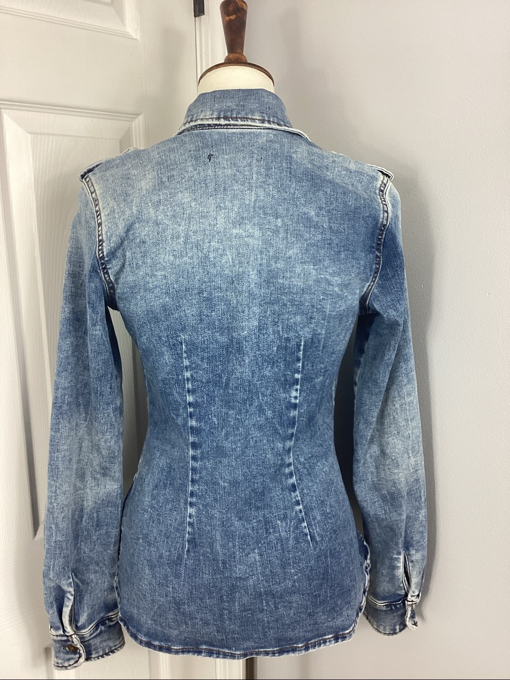 KUT FROM THE KLOTH Distressed Denim Romy Shirt - Picture 6 of 9